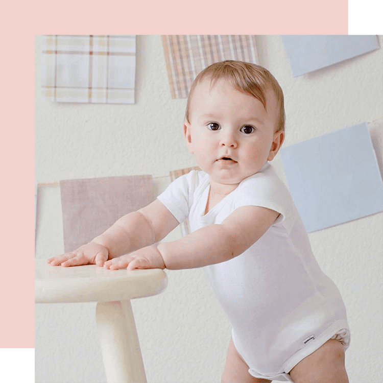 Un bébé qui essaie de marcher