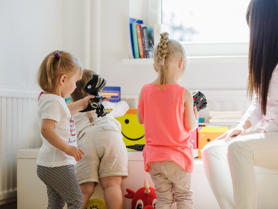 babysitter-watching-kids-playing