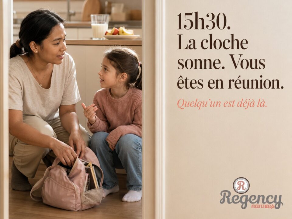 Nounou accueillant un enfant au retour de l'école dans une cuisine montréalaise