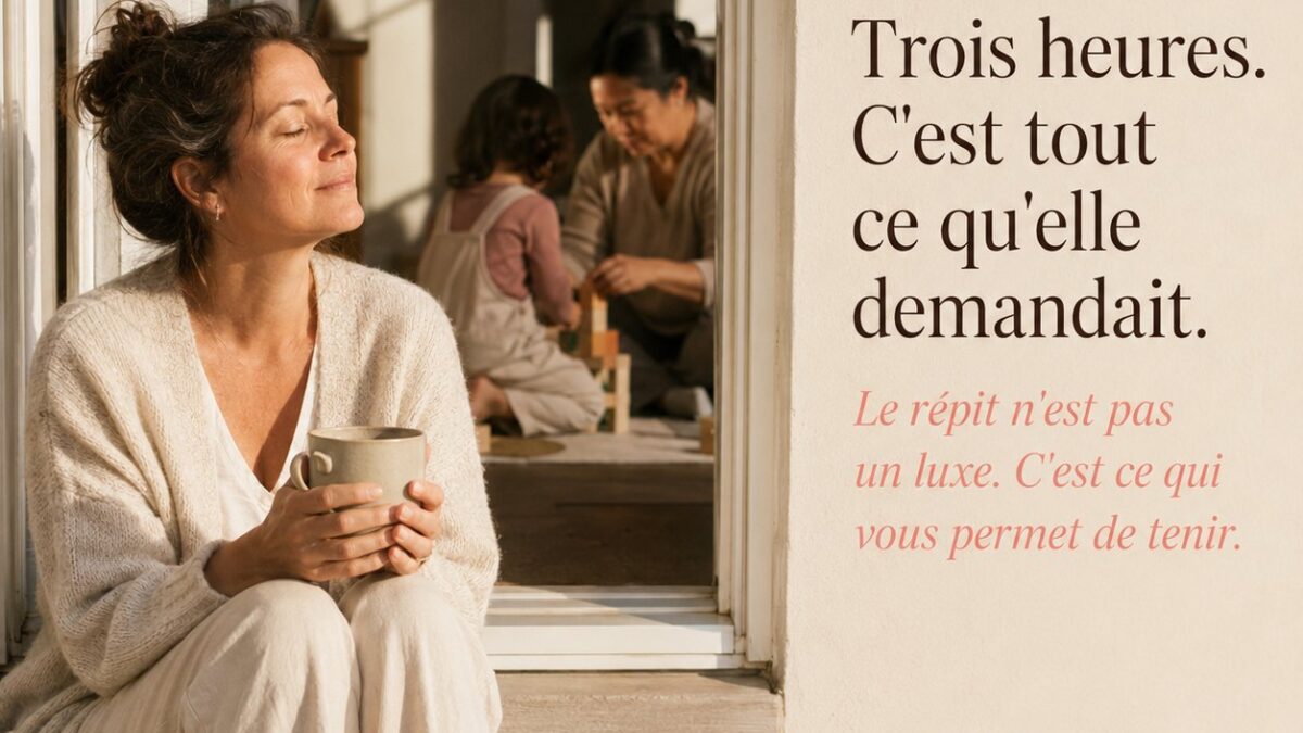 Mère prenant un moment de répit pendant qu'une intervenante s'occupe de son enfant